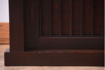 明治期の水屋箪笥をリペア&カスタム!背面を新材に張り替え、天板を取り付けローボードにリメイク。6杯の引き出しと引き戸内に取り外し可能な棚板を設置。赤みがかった濃い茶色に着色し仕上げ。(テレビ台、テレビボード、収納棚、戸棚、キャビネット)