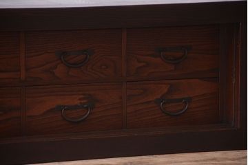 明治期の水屋箪笥をリペア&カスタム!背面を新材に張り替え、天板を取り付けローボードにリメイク。6杯の引き出しと引き戸内に取り外し可能な棚板を設置。赤みがかった濃い茶色に着色し仕上げ。(テレビ台、テレビボード、収納棚、戸棚、キャビネット)