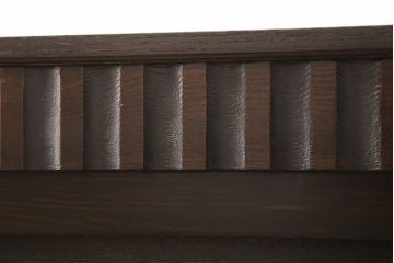サイドボードをリペア&カスタム!奥行きをリサイズし、引き出しを3杯増設。木製脚を取り付け、ガラスは結霜ガラスへ差し替え。現状の色味を変えずに着色しワックスで仕上げ。(収納棚、戸棚、キャビネット、大正ロマン)