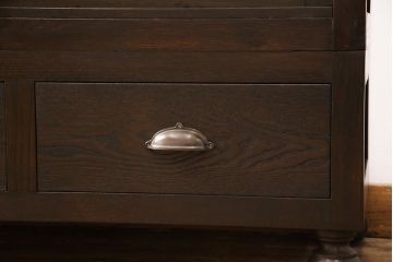 サイドボードをリペア&カスタム!奥行きをリサイズし、引き出しを3杯増設。木製脚を取り付け、ガラスは結霜ガラスへ差し替え。現状の色味を変えずに着色しワックスで仕上げ。(収納棚、戸棚、キャビネット、大正ロマン)