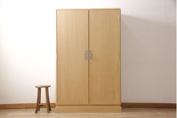 加茂桐箪笥の見た目を変えずに綺麗にリペア!開き戸の取っ手と鍵にメッキ掛けをし、鍵を使用可能に。木地色仕上げ。(大丸、桐たんす、着物箪笥、衣装タンス、和箪笥)
