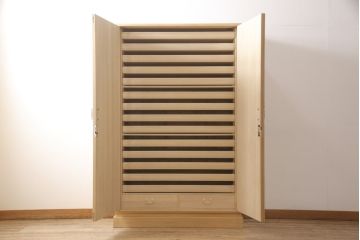 加茂桐箪笥の見た目を変えずに綺麗にリペア!開き戸の取っ手と鍵にメッキ掛けをし、鍵を使用可能に。木地色仕上げ。(大丸、桐たんす、着物箪笥、衣装タンス、和箪笥)