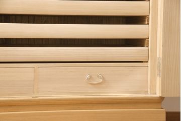 加茂桐箪笥の見た目を変えずに綺麗にリペア!開き戸の取っ手と鍵にメッキ掛けをし、鍵を使用可能に。木地色仕上げ。(大丸、桐たんす、着物箪笥、衣装タンス、和箪笥)