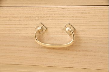 加茂桐箪笥の見た目を変えずに綺麗にリペア!開き戸の取っ手と鍵にメッキ掛けをし、鍵を使用可能に。木地色仕上げ。(大丸、桐たんす、着物箪笥、衣装タンス、和箪笥)