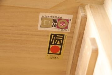 加茂桐箪笥の見た目を変えずに綺麗にリペア!開き戸の取っ手と鍵にメッキ掛けをし、鍵を使用可能に。木地色仕上げ。(大丸、桐たんす、着物箪笥、衣装タンス、和箪笥)