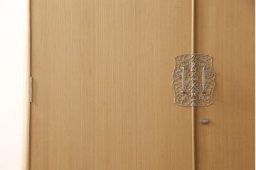 加茂桐箪笥の見た目を変えずに綺麗にリペア!開き戸の取っ手と鍵にメッキ掛けをし、鍵を使用可能に。木地色仕上げ。(大丸、桐たんす、着物箪笥、衣装タンス、和箪笥)
