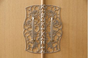 加茂桐箪笥の見た目を変えずに綺麗にリペア!開き戸の取っ手と鍵にメッキ掛けをし、鍵を使用可能に。木地色仕上げ。(大丸、桐たんす、着物箪笥、衣装タンス、和箪笥)