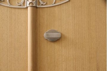 加茂桐箪笥の見た目を変えずに綺麗にリペア!開き戸の取っ手と鍵にメッキ掛けをし、鍵を使用可能に。木地色仕上げ。(大丸、桐たんす、着物箪笥、衣装タンス、和箪笥)