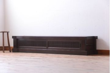 明治期の水屋箪笥をリペア&カスタム!背面を新材に張り替え、天板を取り付けローボードにリメイク。引き戸内に取り外し可能な棚板を設置。赤みがかった濃い茶色に着色し仕上げ。(テレビ台、テレビボード、収納棚、戸棚、キャビネット)