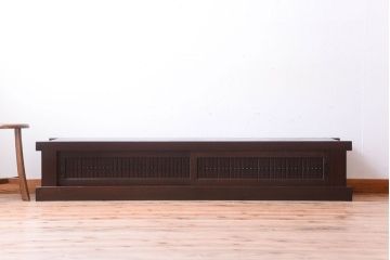 明治期の水屋箪笥をリペア&カスタム!背面を新材に張り替え、天板を取り付けローボードにリメイク。引き戸内に取り外し可能な棚板を設置。赤みがかった濃い茶色に着色し仕上げ。(テレビ台、テレビボード、収納棚、戸棚、キャビネット)