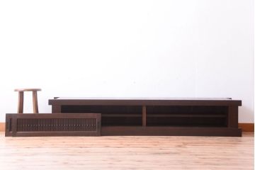 明治期の水屋箪笥をリペア&カスタム!背面を新材に張り替え、天板を取り付けローボードにリメイク。引き戸内に取り外し可能な棚板を設置。赤みがかった濃い茶色に着色し仕上げ。(テレビ台、テレビボード、収納棚、戸棚、キャビネット)