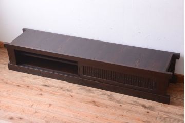 明治期の水屋箪笥をリペア&カスタム!背面を新材に張り替え、天板を取り付けローボードにリメイク。引き戸内に取り外し可能な棚板を設置。赤みがかった濃い茶色に着色し仕上げ。(テレビ台、テレビボード、収納棚、戸棚、キャビネット)