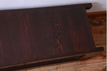 明治期の水屋箪笥をリペア&カスタム!背面を新材に張り替え、天板を取り付けローボードにリメイク。引き戸内に取り外し可能な棚板を設置。赤みがかった濃い茶色に着色し仕上げ。(テレビ台、テレビボード、収納棚、戸棚、キャビネット)