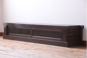 明治期の水屋箪笥をリペア&カスタム!背面を新材に張り替え、天板を取り付けローボードにリメイク。引き戸内に取り外し可能な棚板を設置。赤みがかった濃い茶色に着色し仕上げ。(テレビ台、テレビボード、収納棚、戸棚、キャビネット)