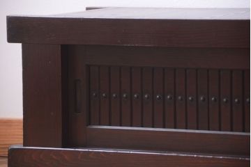 明治期の水屋箪笥をリペア&カスタム!背面を新材に張り替え、天板を取り付けローボードにリメイク。引き戸内に取り外し可能な棚板を設置。赤みがかった濃い茶色に着色し仕上げ。(テレビ台、テレビボード、収納棚、戸棚、キャビネット)