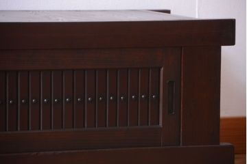 明治期の水屋箪笥をリペア&カスタム!背面を新材に張り替え、天板を取り付けローボードにリメイク。引き戸内に取り外し可能な棚板を設置。赤みがかった濃い茶色に着色し仕上げ。(テレビ台、テレビボード、収納棚、戸棚、キャビネット)