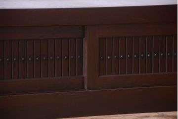 明治期の水屋箪笥をリペア&カスタム!背面を新材に張り替え、天板を取り付けローボードにリメイク。引き戸内に取り外し可能な棚板を設置。赤みがかった濃い茶色に着色し仕上げ。(テレビ台、テレビボード、収納棚、戸棚、キャビネット)
