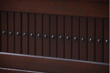 明治期の水屋箪笥をリペア&カスタム!背面を新材に張り替え、天板を取り付けローボードにリメイク。引き戸内に取り外し可能な棚板を設置。赤みがかった濃い茶色に着色し仕上げ。(テレビ台、テレビボード、収納棚、戸棚、キャビネット)