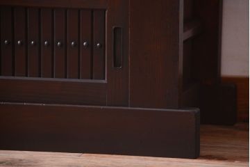 明治期の水屋箪笥をリペア&カスタム!背面を新材に張り替え、天板を取り付けローボードにリメイク。引き戸内に取り外し可能な棚板を設置。赤みがかった濃い茶色に着色し仕上げ。(テレビ台、テレビボード、収納棚、戸棚、キャビネット)