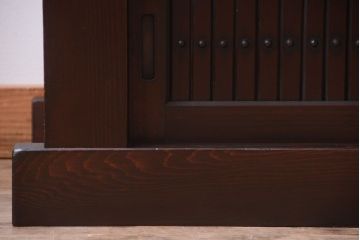明治期の水屋箪笥をリペア&カスタム!背面を新材に張り替え、天板を取り付けローボードにリメイク。引き戸内に取り外し可能な棚板を設置。赤みがかった濃い茶色に着色し仕上げ。(テレビ台、テレビボード、収納棚、戸棚、キャビネット)