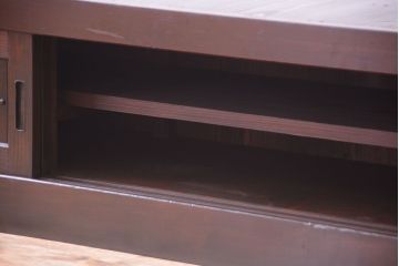 明治期の水屋箪笥をリペア&カスタム!背面を新材に張り替え、天板を取り付けローボードにリメイク。引き戸内に取り外し可能な棚板を設置。赤みがかった濃い茶色に着色し仕上げ。(テレビ台、テレビボード、収納棚、戸棚、キャビネット)