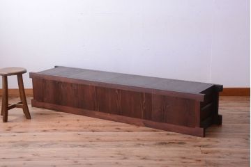 明治期の水屋箪笥をリペア&カスタム!背面を新材に張り替え、天板を取り付けローボードにリメイク。引き戸内に取り外し可能な棚板を設置。赤みがかった濃い茶色に着色し仕上げ。(テレビ台、テレビボード、収納棚、戸棚、キャビネット)