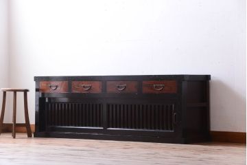 明治期の水屋箪笥をリペア&カスタム!背面を新材に張り替え、天板を取り付けローボードにリメイク。引き戸をメンテナンスし、内部に取り外し可能な棚板を設置。明るい茶色と濃い茶色のツートンカラーに着色し仕上げ。(テレビ台、テレビボード、収納棚、戸棚、キャビネット)