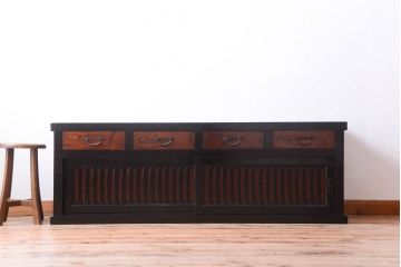 明治期の水屋箪笥をリペア&カスタム!背面を新材に張り替え、天板を取り付けローボードにリメイク。引き戸をメンテナンスし、内部に取り外し可能な棚板を設置。明るい茶色と濃い茶色のツートンカラーに着色し仕上げ。(テレビ台、テレビボード、収納棚、戸棚、キャビネット)