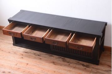 明治期の水屋箪笥をリペア&カスタム!背面を新材に張り替え、天板を取り付けローボードにリメイク。引き戸をメンテナンスし、内部に取り外し可能な棚板を設置。明るい茶色と濃い茶色のツートンカラーに着色し仕上げ。(テレビ台、テレビボード、収納棚、戸棚、キャビネット)
