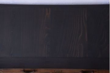 明治期の水屋箪笥をリペア&カスタム!背面を新材に張り替え、天板を取り付けローボードにリメイク。引き戸をメンテナンスし、内部に取り外し可能な棚板を設置。明るい茶色と濃い茶色のツートンカラーに着色し仕上げ。(テレビ台、テレビボード、収納棚、戸棚、キャビネット)
