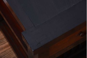 明治期の水屋箪笥をリペア&カスタム!背面を新材に張り替え、天板を取り付けローボードにリメイク。引き戸をメンテナンスし、内部に取り外し可能な棚板を設置。明るい茶色と濃い茶色のツートンカラーに着色し仕上げ。(テレビ台、テレビボード、収納棚、戸棚、キャビネット)