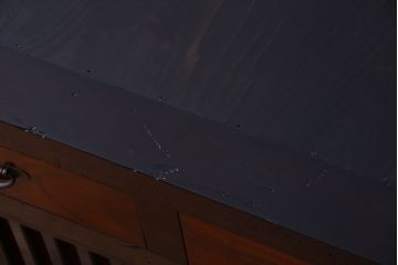 明治期の水屋箪笥をリペア&カスタム!背面を新材に張り替え、天板を取り付けローボードにリメイク。引き戸をメンテナンスし、内部に取り外し可能な棚板を設置。明るい茶色と濃い茶色のツートンカラーに着色し仕上げ。(テレビ台、テレビボード、収納棚、戸棚、キャビネット)