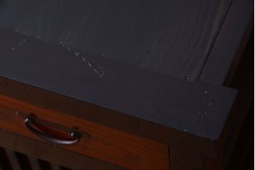 明治期の水屋箪笥をリペア&カスタム!背面を新材に張り替え、天板を取り付けローボードにリメイク。引き戸をメンテナンスし、内部に取り外し可能な棚板を設置。明るい茶色と濃い茶色のツートンカラーに着色し仕上げ。(テレビ台、テレビボード、収納棚、戸棚、キャビネット)