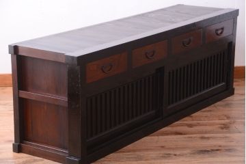明治期の水屋箪笥をリペア&カスタム!背面を新材に張り替え、天板を取り付けローボードにリメイク。引き戸をメンテナンスし、内部に取り外し可能な棚板を設置。明るい茶色と濃い茶色のツートンカラーに着色し仕上げ。(テレビ台、テレビボード、収納棚、戸棚、キャビネット)