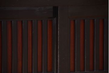 明治期の水屋箪笥をリペア&カスタム!背面を新材に張り替え、天板を取り付けローボードにリメイク。引き戸をメンテナンスし、内部に取り外し可能な棚板を設置。明るい茶色と濃い茶色のツートンカラーに着色し仕上げ。(テレビ台、テレビボード、収納棚、戸棚、キャビネット)