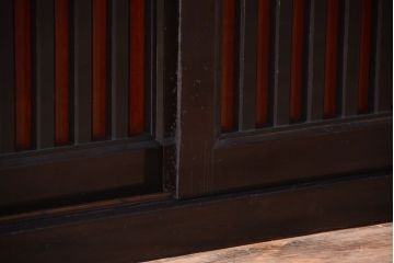 明治期の水屋箪笥をリペア&カスタム!背面を新材に張り替え、天板を取り付けローボードにリメイク。引き戸をメンテナンスし、内部に取り外し可能な棚板を設置。明るい茶色と濃い茶色のツートンカラーに着色し仕上げ。(テレビ台、テレビボード、収納棚、戸棚、キャビネット)