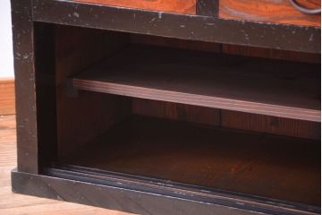 明治期の水屋箪笥をリペア&カスタム!背面を新材に張り替え、天板を取り付けローボードにリメイク。引き戸をメンテナンスし、内部に取り外し可能な棚板を設置。明るい茶色と濃い茶色のツートンカラーに着色し仕上げ。(テレビ台、テレビボード、収納棚、戸棚、キャビネット)