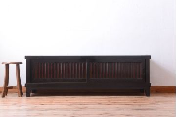 明治期の水屋箪笥をリペア&カスタム!天板と木製脚を取り付けてローボードにリメイク。引き戸内に取り外し可能な棚板を設置し、背面は新材に張り替え。全体を赤みがかった濃い茶色に着色し仕上げ。(テレビ台、テレビボード、収納棚、戸棚、キャビネット)