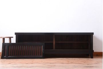 明治期の水屋箪笥をリペア&カスタム!天板と木製脚を取り付けてローボードにリメイク。引き戸内に取り外し可能な棚板を設置し、背面は新材に張り替え。全体を赤みがかった濃い茶色に着色し仕上げ。(テレビ台、テレビボード、収納棚、戸棚、キャビネット)