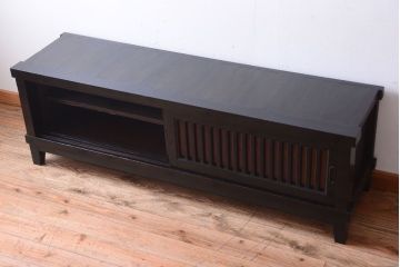 明治期の水屋箪笥をリペア&カスタム!天板と木製脚を取り付けてローボードにリメイク。引き戸内に取り外し可能な棚板を設置し、背面は新材に張り替え。全体を赤みがかった濃い茶色に着色し仕上げ。(テレビ台、テレビボード、収納棚、戸棚、キャビネット)