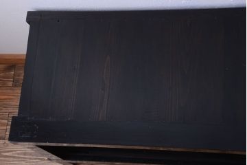 明治期の水屋箪笥をリペア&カスタム!天板と木製脚を取り付けてローボードにリメイク。引き戸内に取り外し可能な棚板を設置し、背面は新材に張り替え。全体を赤みがかった濃い茶色に着色し仕上げ。(テレビ台、テレビボード、収納棚、戸棚、キャビネット)