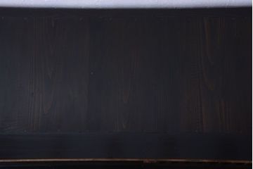 明治期の水屋箪笥をリペア&カスタム!天板と木製脚を取り付けてローボードにリメイク。引き戸内に取り外し可能な棚板を設置し、背面は新材に張り替え。全体を赤みがかった濃い茶色に着色し仕上げ。(テレビ台、テレビボード、収納棚、戸棚、キャビネット)