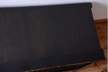 明治期の水屋箪笥をリペア&カスタム!天板と木製脚を取り付けてローボードにリメイク。引き戸内に取り外し可能な棚板を設置し、背面は新材に張り替え。全体を赤みがかった濃い茶色に着色し仕上げ。(テレビ台、テレビボード、収納棚、戸棚、キャビネット)