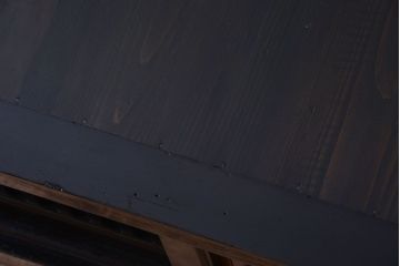 明治期の水屋箪笥をリペア&カスタム!天板と木製脚を取り付けてローボードにリメイク。引き戸内に取り外し可能な棚板を設置し、背面は新材に張り替え。全体を赤みがかった濃い茶色に着色し仕上げ。(テレビ台、テレビボード、収納棚、戸棚、キャビネット)