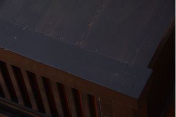 明治期の水屋箪笥をリペア&カスタム!天板と木製脚を取り付けてローボードにリメイク。引き戸内に取り外し可能な棚板を設置し、背面は新材に張り替え。全体を赤みがかった濃い茶色に着色し仕上げ。(テレビ台、テレビボード、収納棚、戸棚、キャビネット)