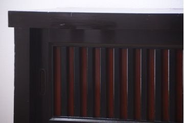 明治期の水屋箪笥をリペア&カスタム!天板と木製脚を取り付けてローボードにリメイク。引き戸内に取り外し可能な棚板を設置し、背面は新材に張り替え。全体を赤みがかった濃い茶色に着色し仕上げ。(テレビ台、テレビボード、収納棚、戸棚、キャビネット)