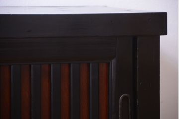 明治期の水屋箪笥をリペア&カスタム!天板と木製脚を取り付けてローボードにリメイク。引き戸内に取り外し可能な棚板を設置し、背面は新材に張り替え。全体を赤みがかった濃い茶色に着色し仕上げ。(テレビ台、テレビボード、収納棚、戸棚、キャビネット)