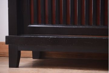 明治期の水屋箪笥をリペア&カスタム!天板と木製脚を取り付けてローボードにリメイク。引き戸内に取り外し可能な棚板を設置し、背面は新材に張り替え。全体を赤みがかった濃い茶色に着色し仕上げ。(テレビ台、テレビボード、収納棚、戸棚、キャビネット)
