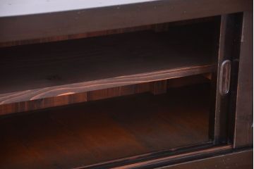 明治期の水屋箪笥をリペア&カスタム!天板と木製脚を取り付けてローボードにリメイク。引き戸内に取り外し可能な棚板を設置し、背面は新材に張り替え。全体を赤みがかった濃い茶色に着色し仕上げ。(テレビ台、テレビボード、収納棚、戸棚、キャビネット)