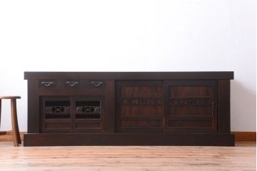 明治期の水屋箪笥をリペア&カスタム!背面を新材に張り替え、引き戸内に取り外し可能な棚板を設置。天板を取り付けローボードにカスタム。赤みがかった濃い茶色に着色し仕上げ。(テレビ台、テレビボード、収納棚、戸棚、キャビネット)